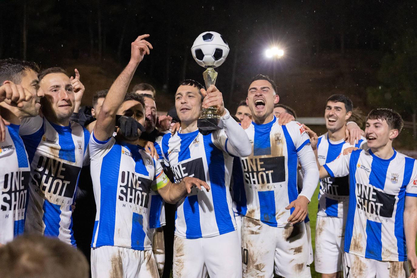 Las imágenes de la celebración del Náxara tras su vuelta a Segunda Federación