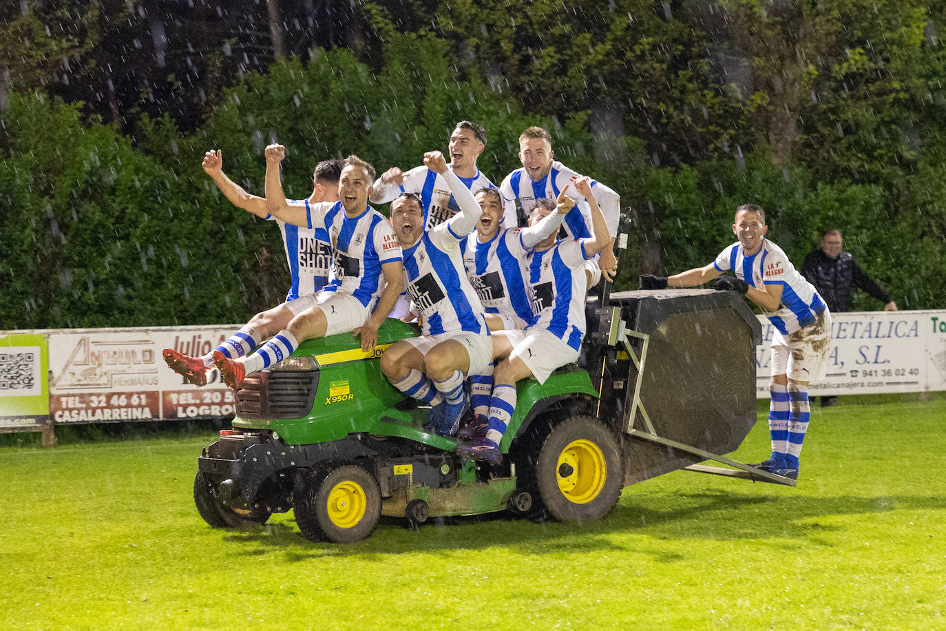 Las imágenes de la celebración del Náxara tras su vuelta a Segunda Federación