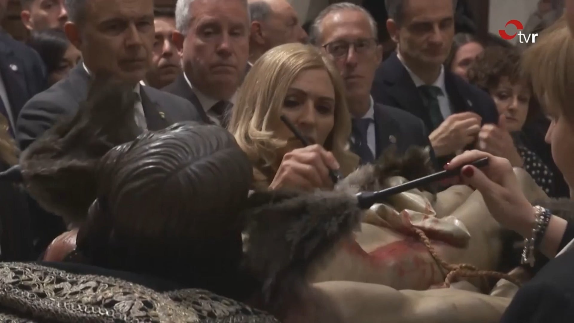 Logroño celebra uno de sus actos más tradicionales: la limpieza del Santo Cristo del Sepulcro