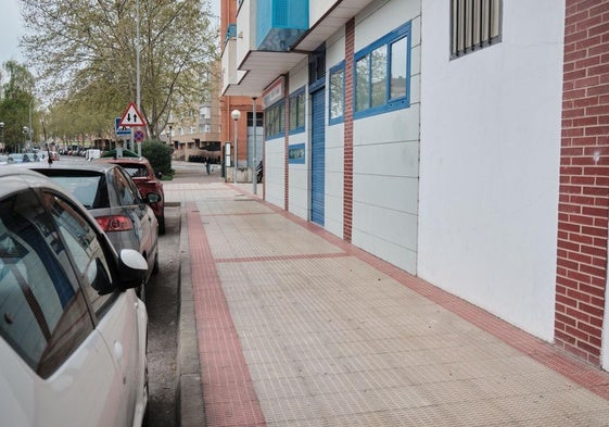 Los residentes ven viable ensanchar la acera de la transitada calle Guipúzcoa.