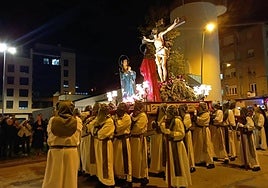 La talla del Cristo de la Agonía, a su paso por Achútegui de Blas.