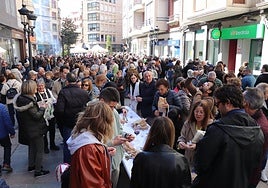 Cientos de personas compartieron la degustación de ajos y huevos asados, con trago al porrón, en las mesas dispuestas en Juan Carlos I.