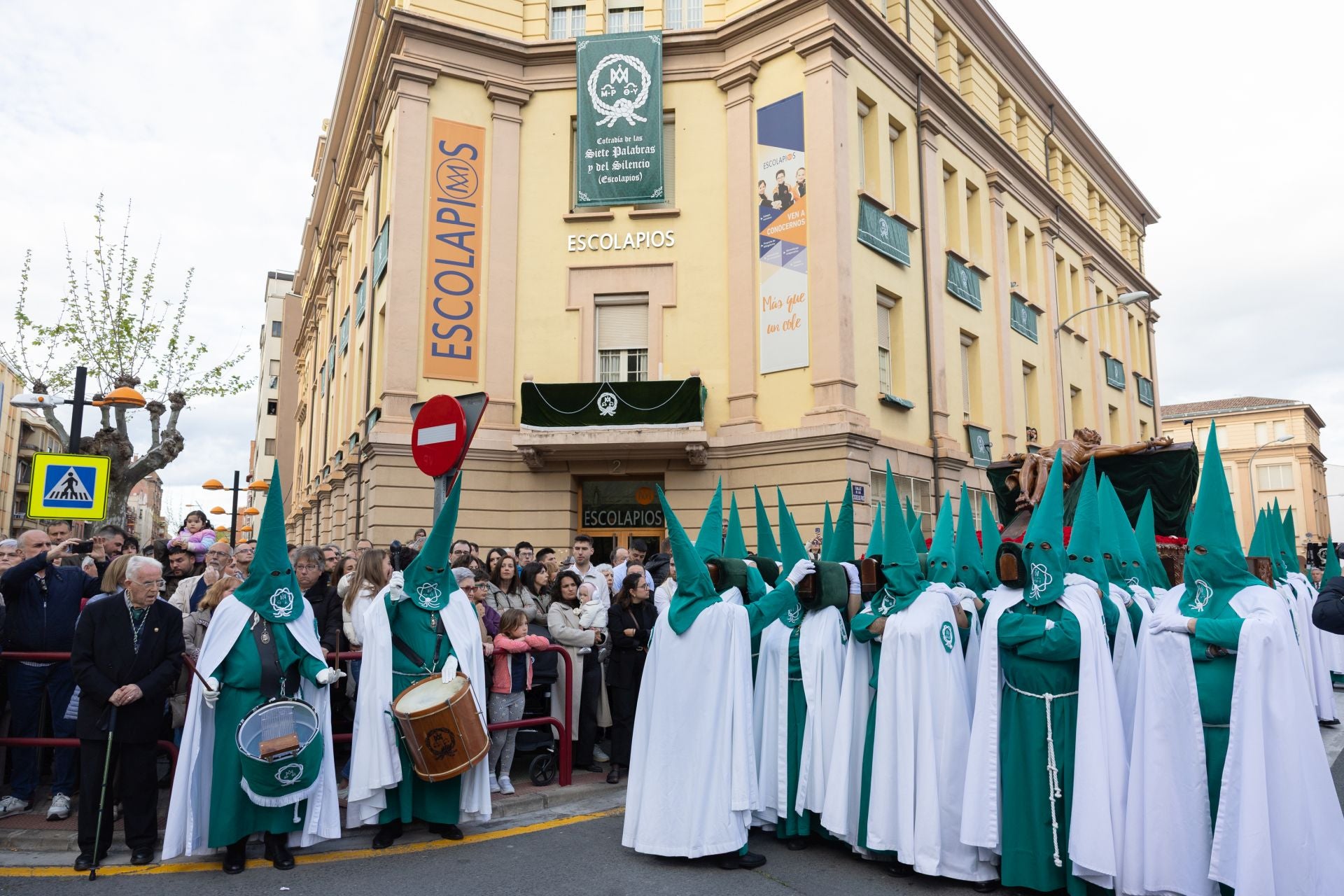 La procesión de las Siete Palabras con el Cristo Yacente, en imágenes