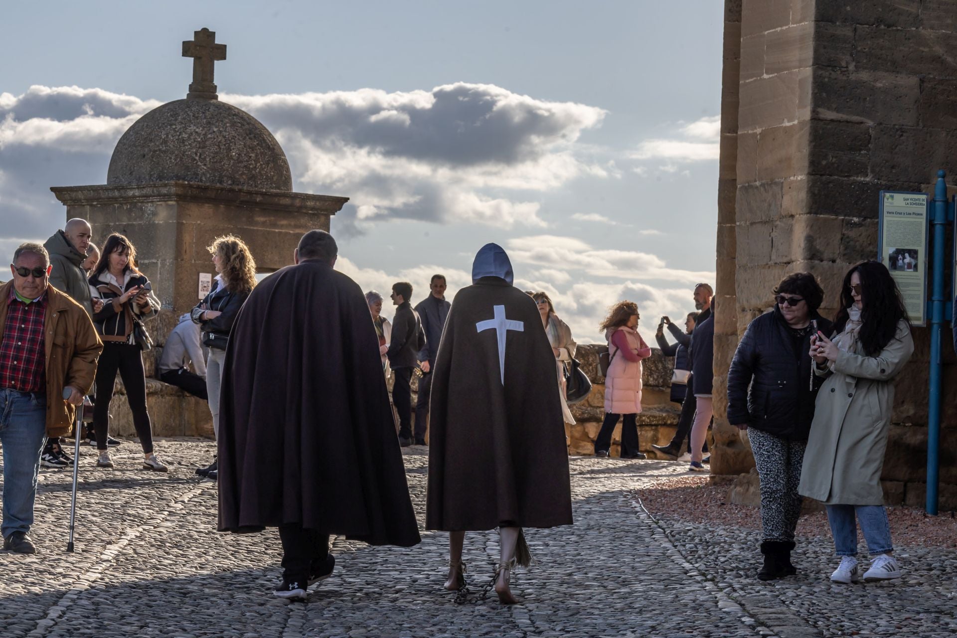 El recorrido de los penitentes de San Vicente, en imágenes