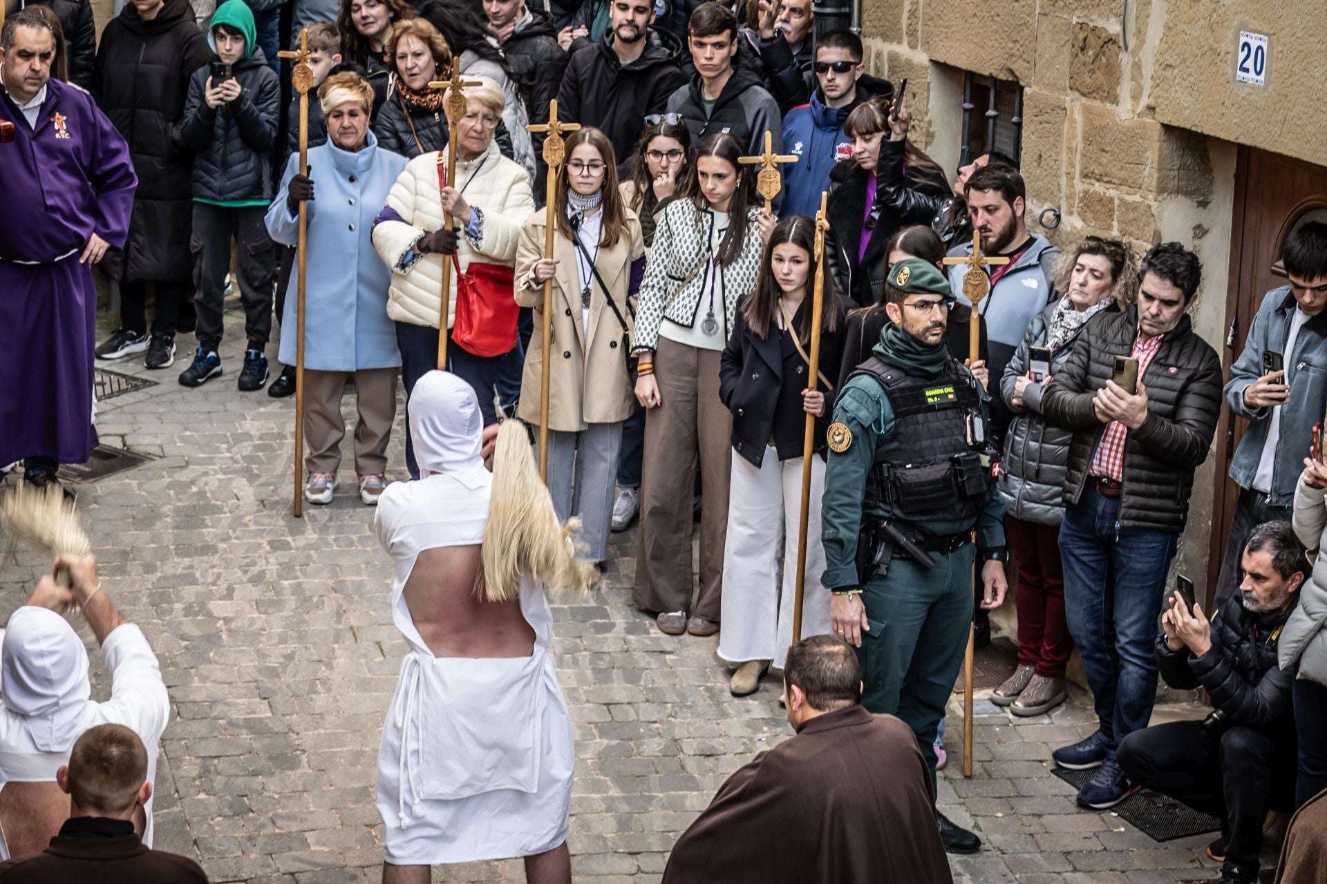 El recorrido de los penitentes de San Vicente, en imágenes