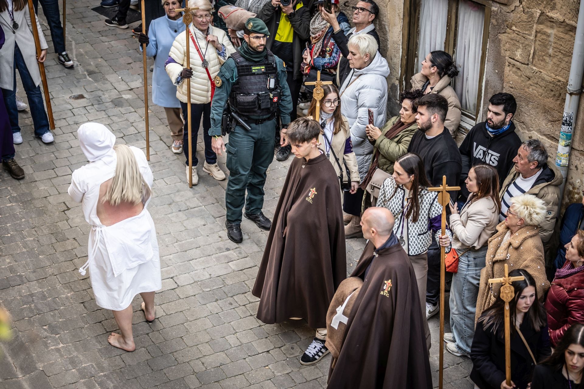 El recorrido de los penitentes de San Vicente, en imágenes
