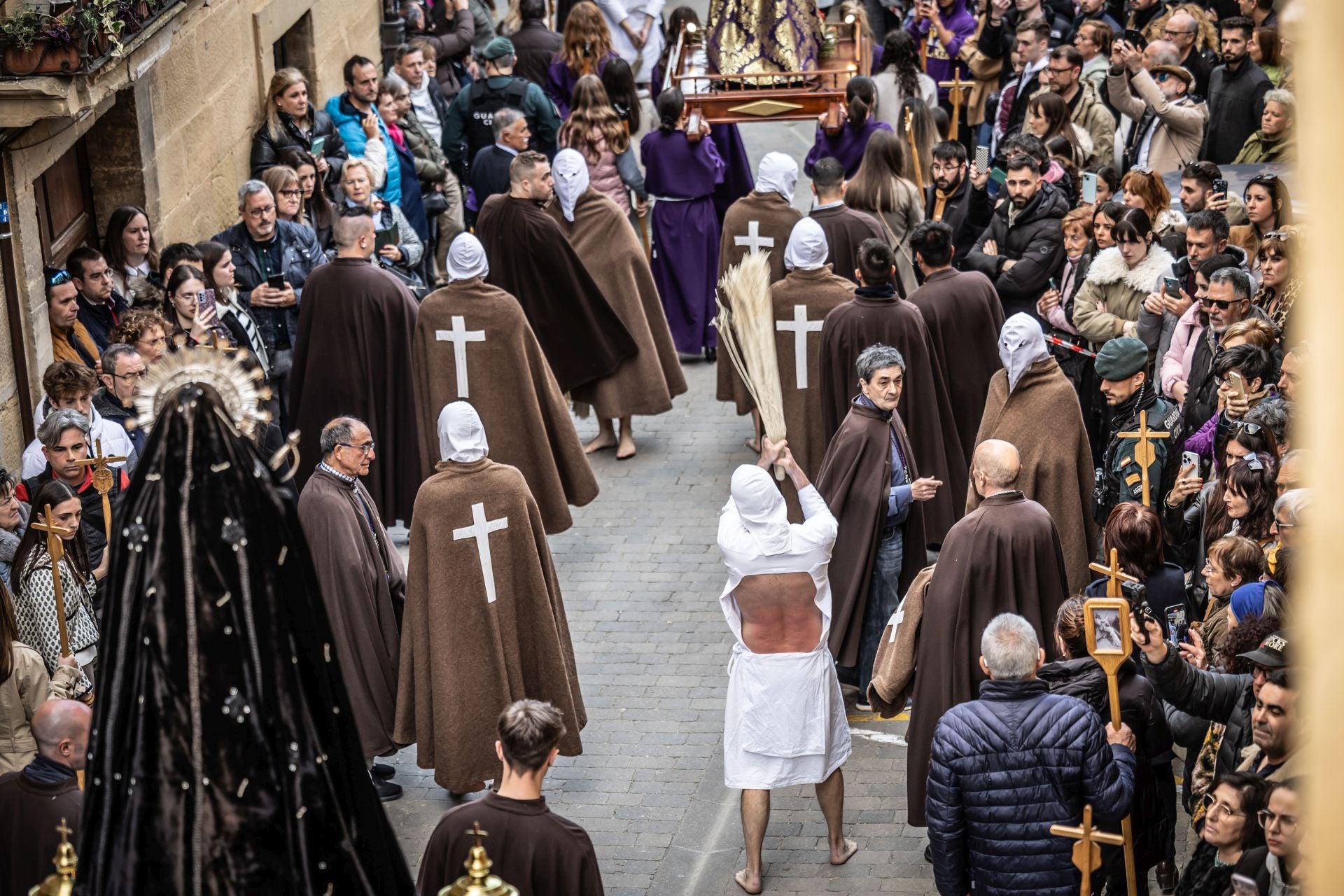 El recorrido de los penitentes de San Vicente, en imágenes