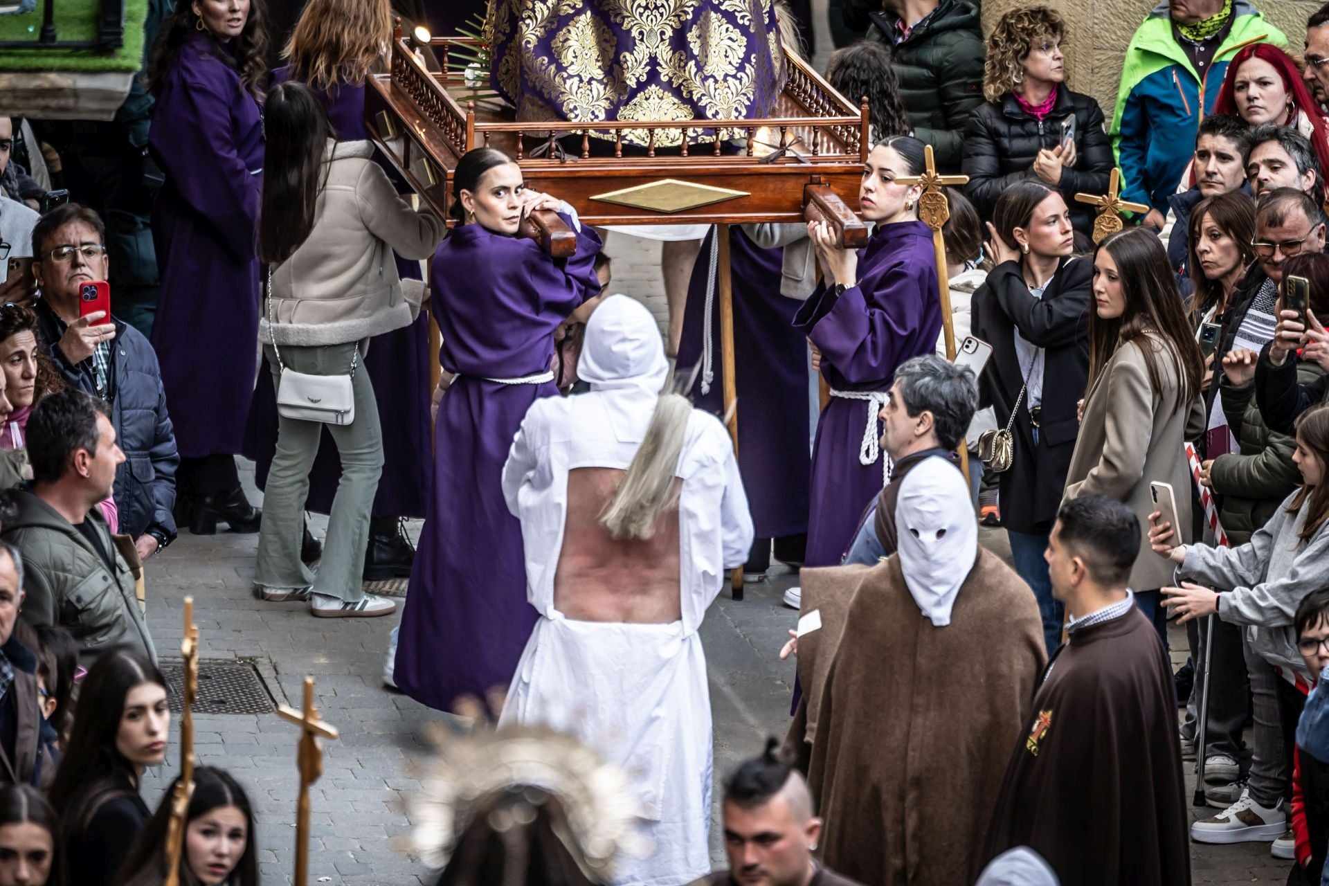 El recorrido de los penitentes de San Vicente, en imágenes
