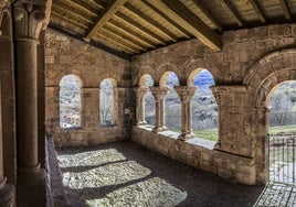 Galería porticada de la ermita de San Cristóbal, en Canales de la Sierra