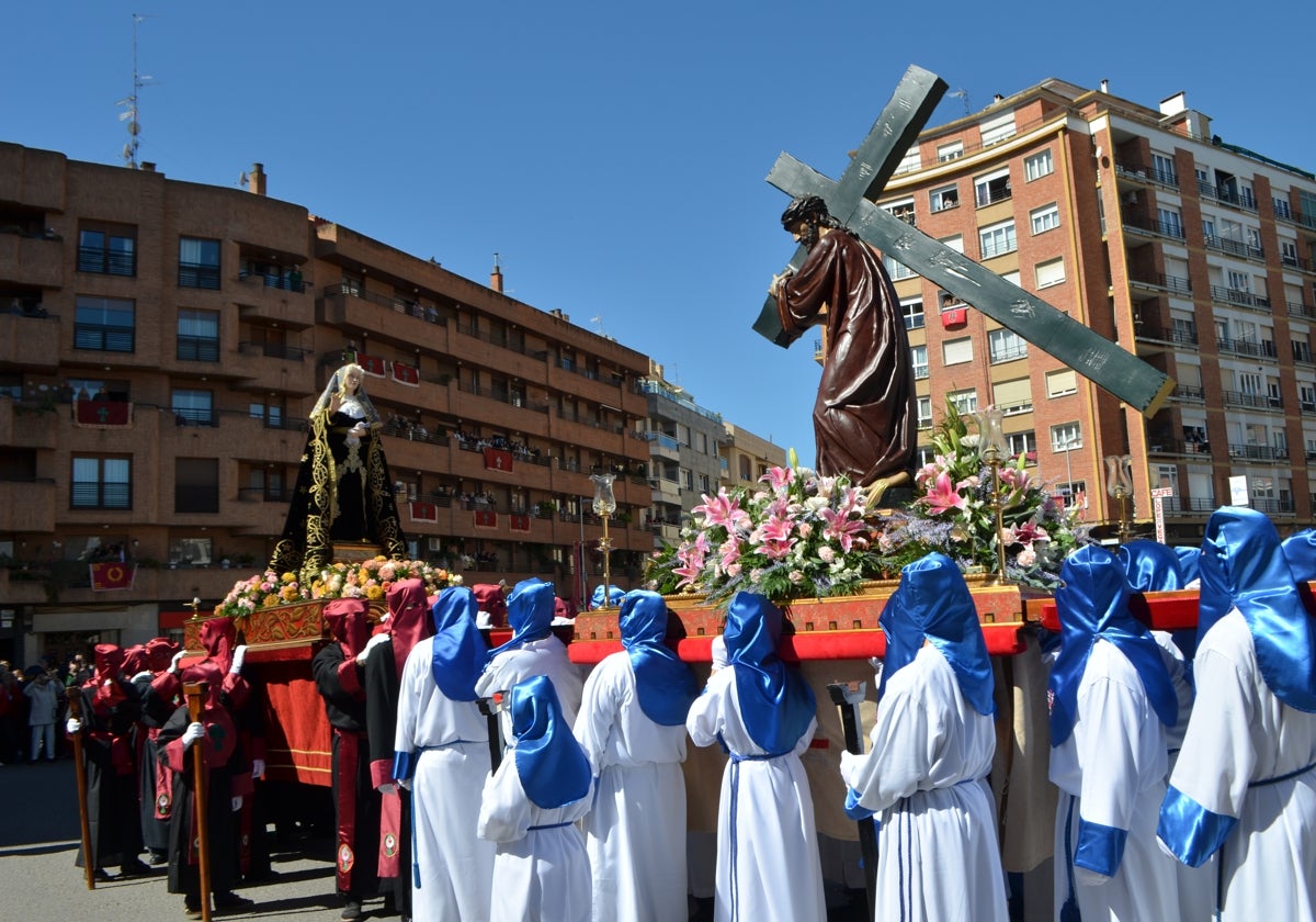 Momento del Encuentro entre la Virgen Dolorosa y el Cristo de Medinaceli, en la glorieta de Quintiliano.
