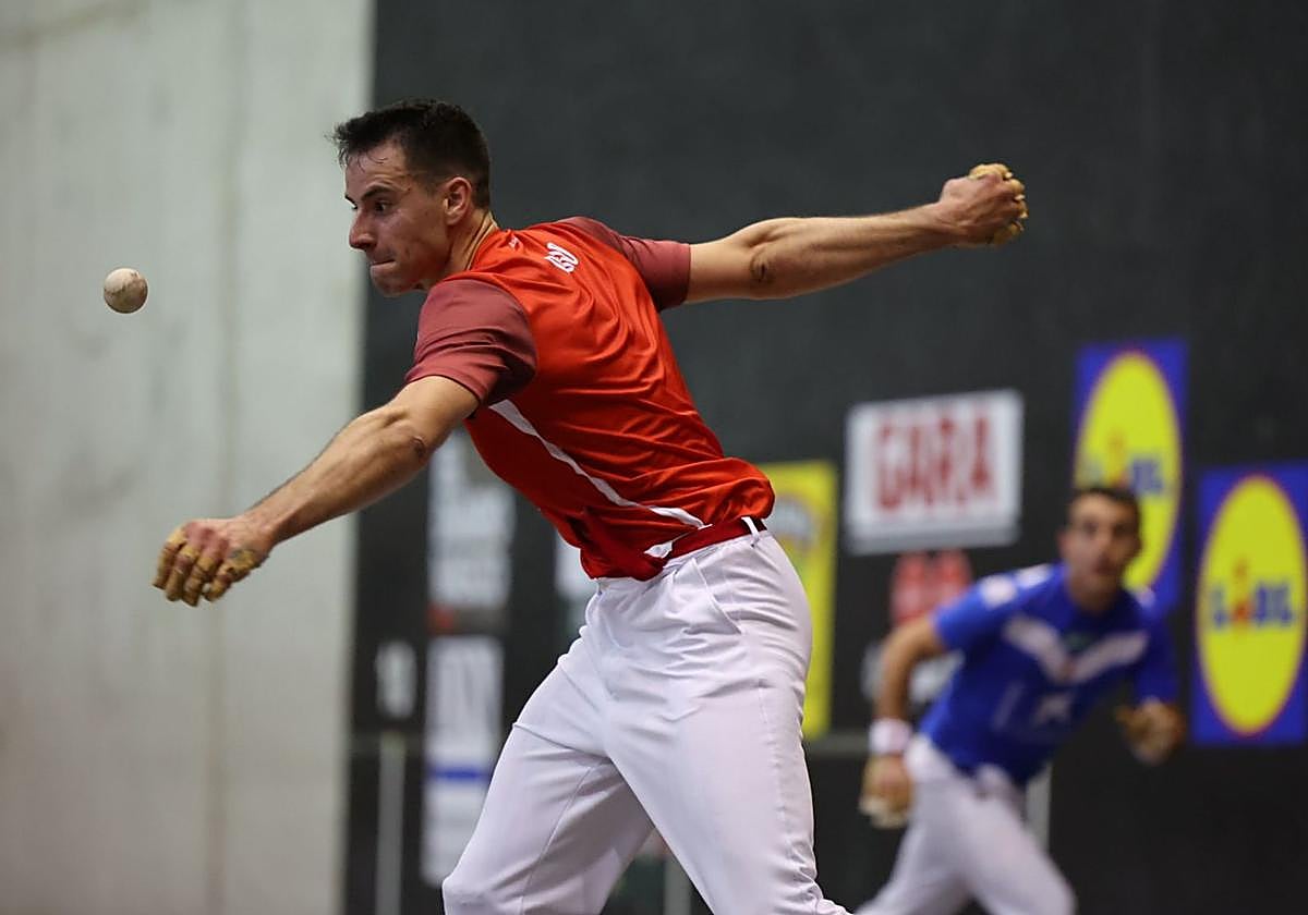 Darío pone la pelota en juego con Larrazabal al fondo.