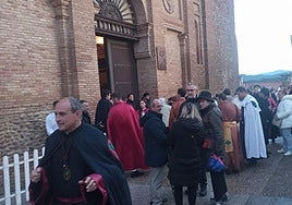 Cofrades y público, en el exterior de San Francisco.