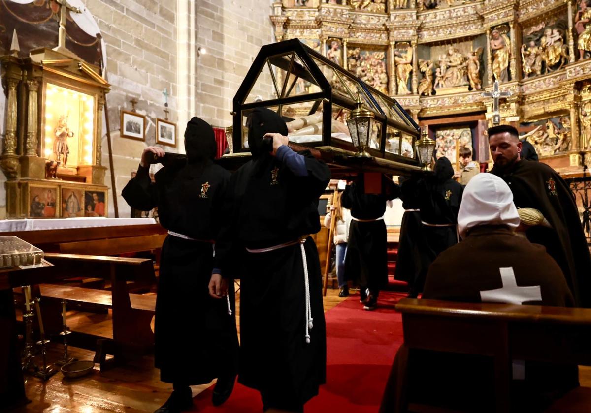 Cofrades de negro: un siglo después, en Los Picaos