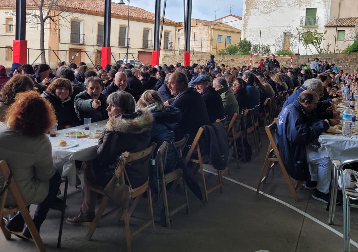 El cohete y una comida para 280 personas inicia las fiestas de primavera