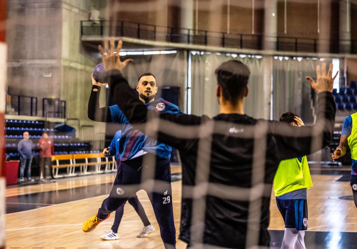 Javi García lanza a portería durantre un entrenamiento del Ciudad de Logroño en el Palacio de los Deportes.