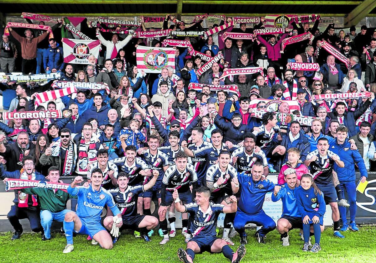 Los jugadores de la SD Logroñés celebran con sus aficionados la importante victoria lograda en Tudela.