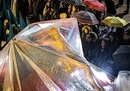 El Cristo yacente, de la Cofradía de las Siete Palabras, cubierto con plásticos.