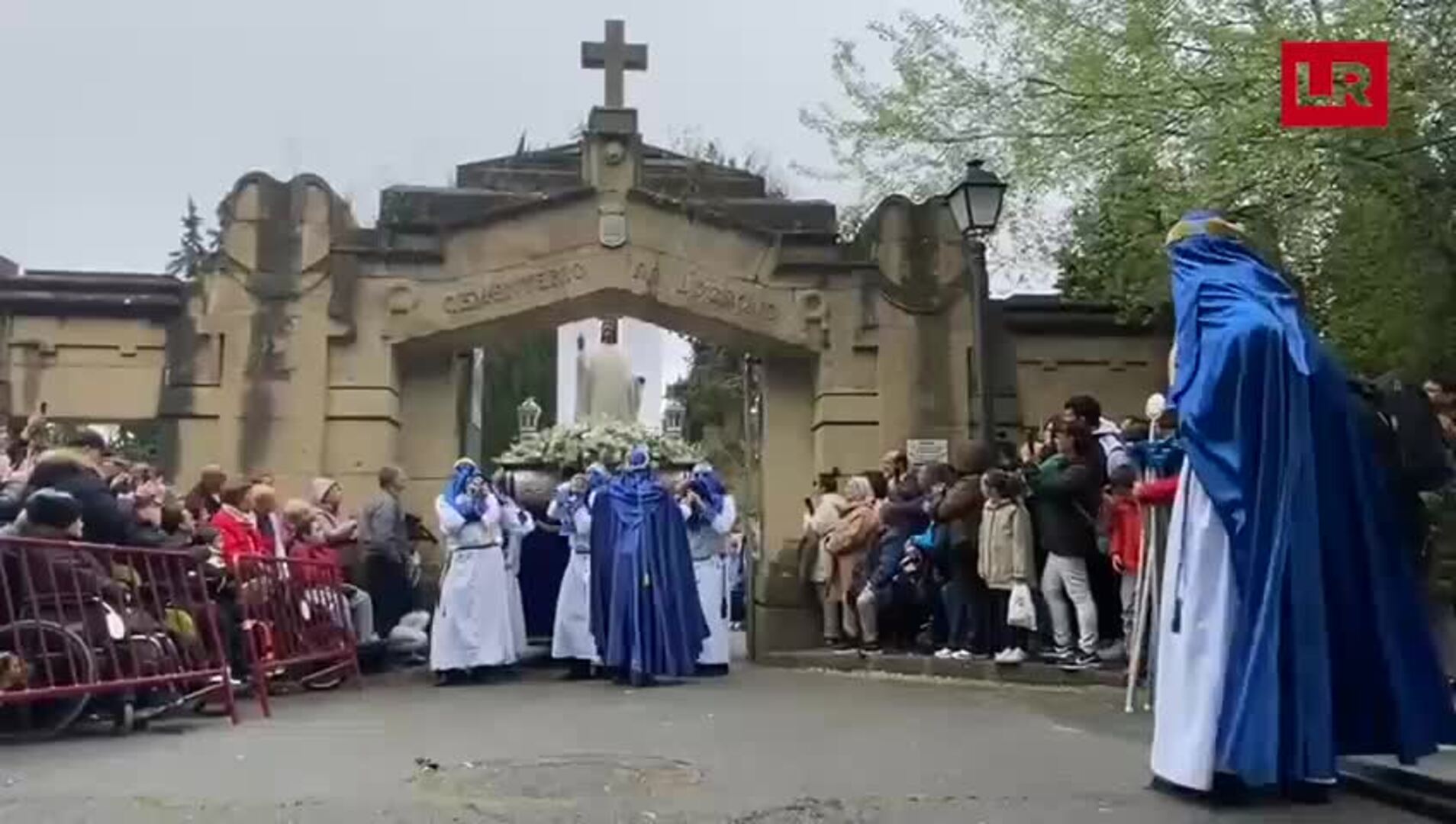 Salida del cementerio del Cristo Resucitado