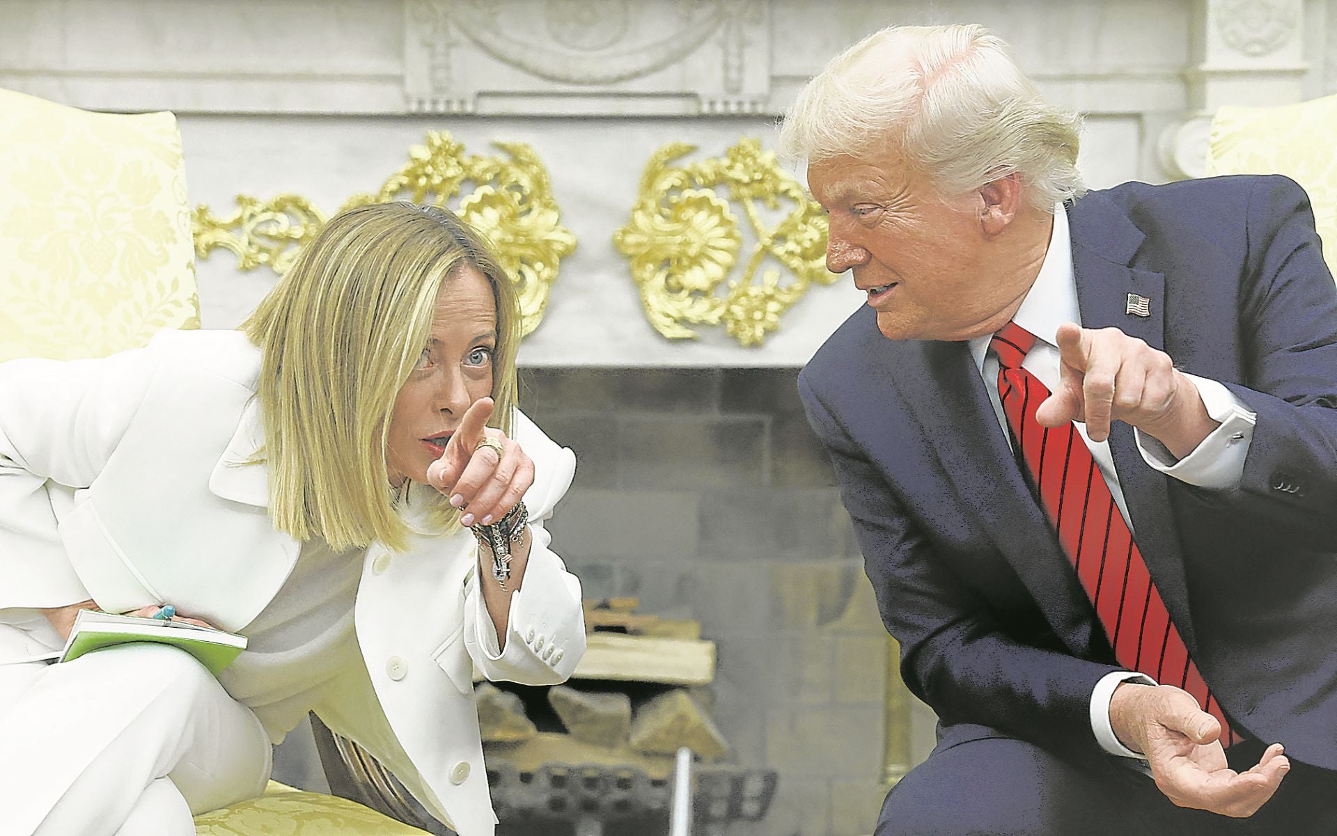 Georgia Meloni y Donald Trump hacen un gesto de complicidad durante su reunión en la Casa Blanca.