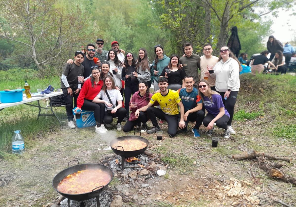 Baile y calderetes, ayer a orillas del río Alhama.