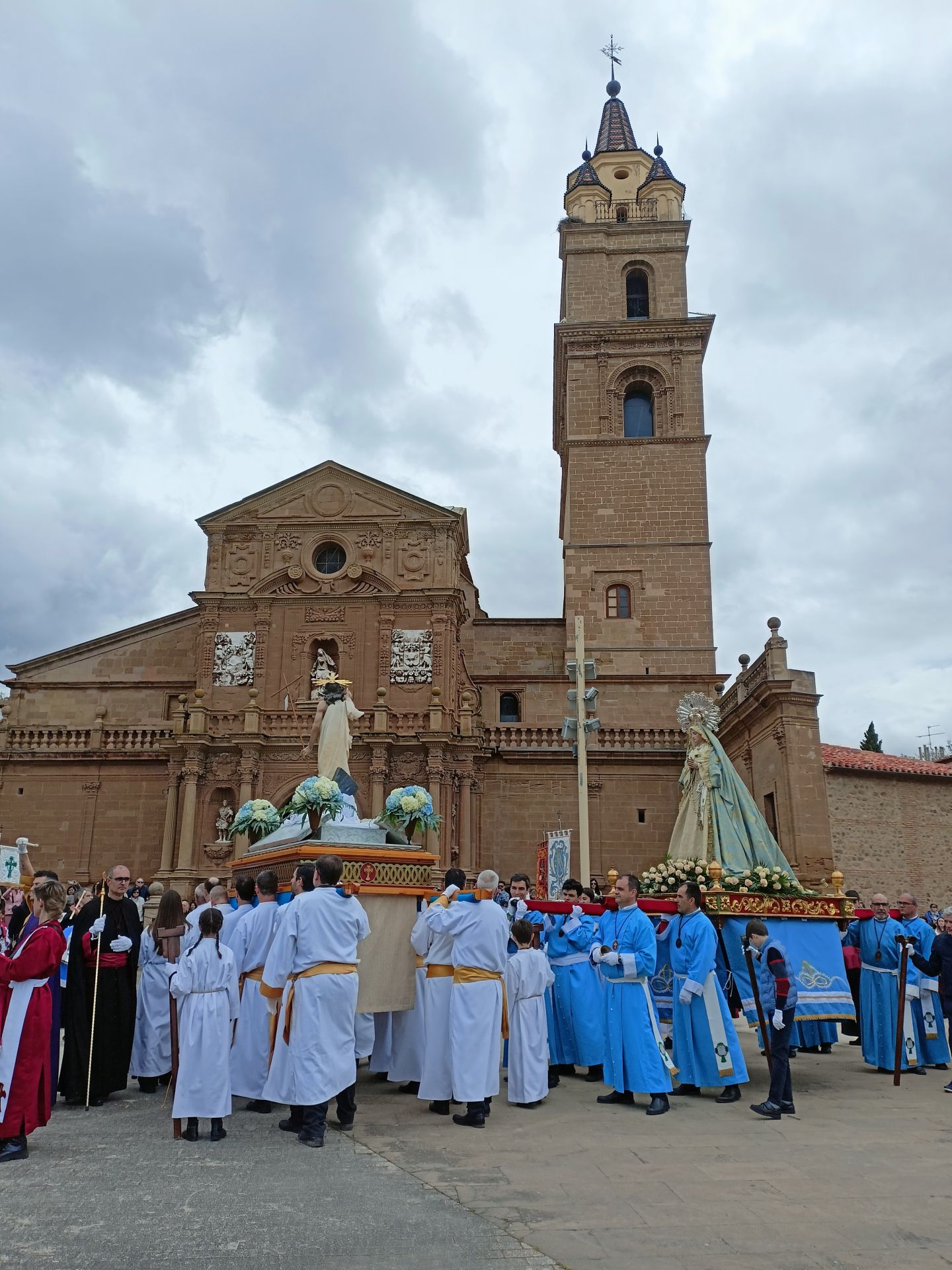 Imágenes del encuentro del Cristo Resucitado y la Virgen Gloriosa