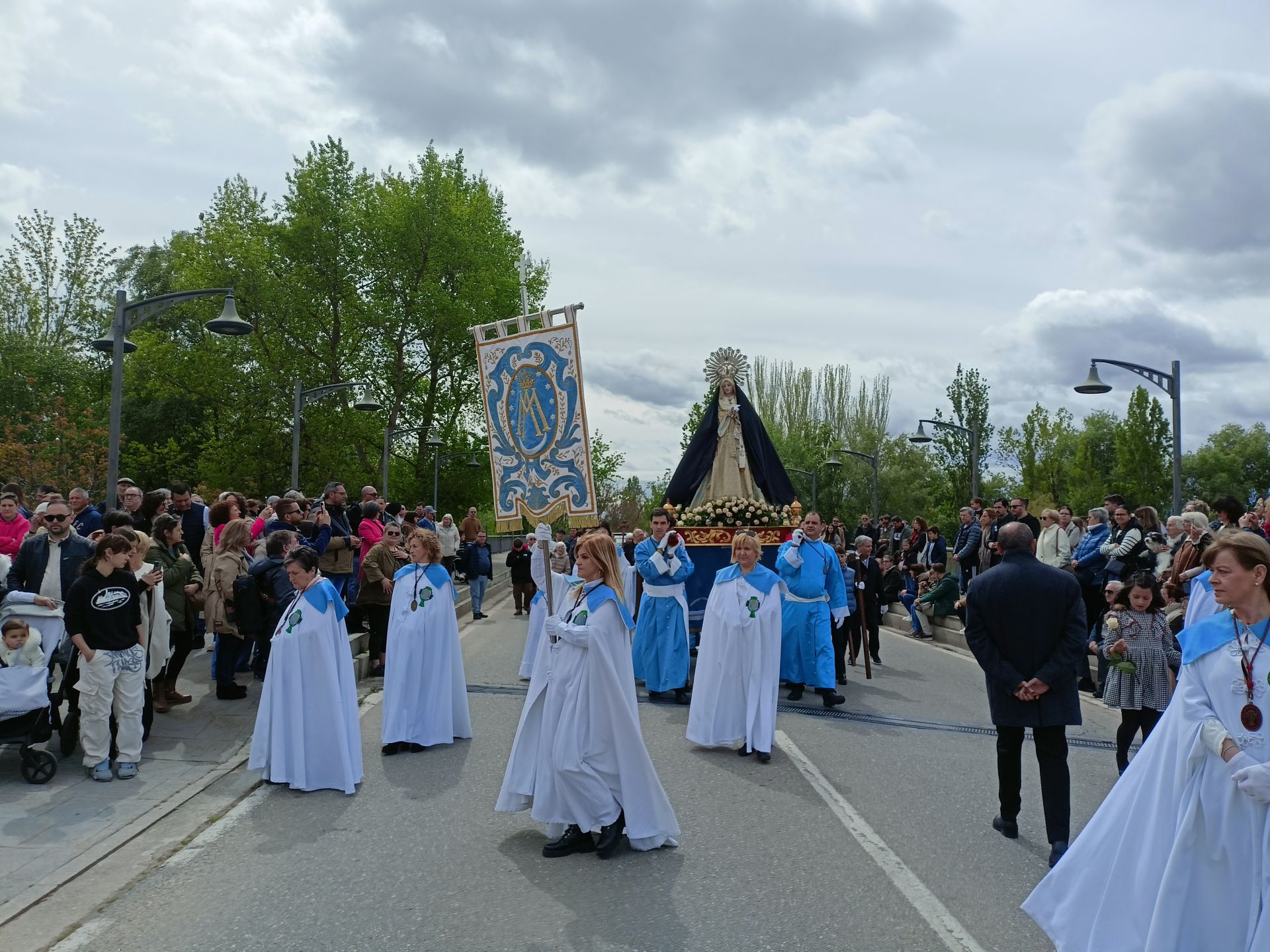 Imágenes del encuentro del Cristo Resucitado y la Virgen Gloriosa