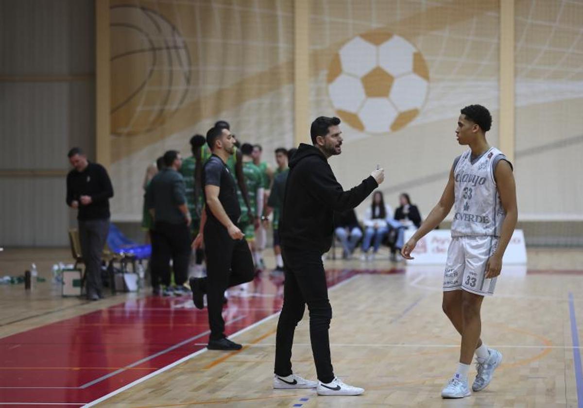 Úriz habla con Torres en el partido con el Albacete disputado en Lobete.
