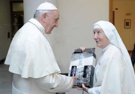 Josefina Castillo, sor Julia, entrega una caja de vino 'Mocete' al papa.