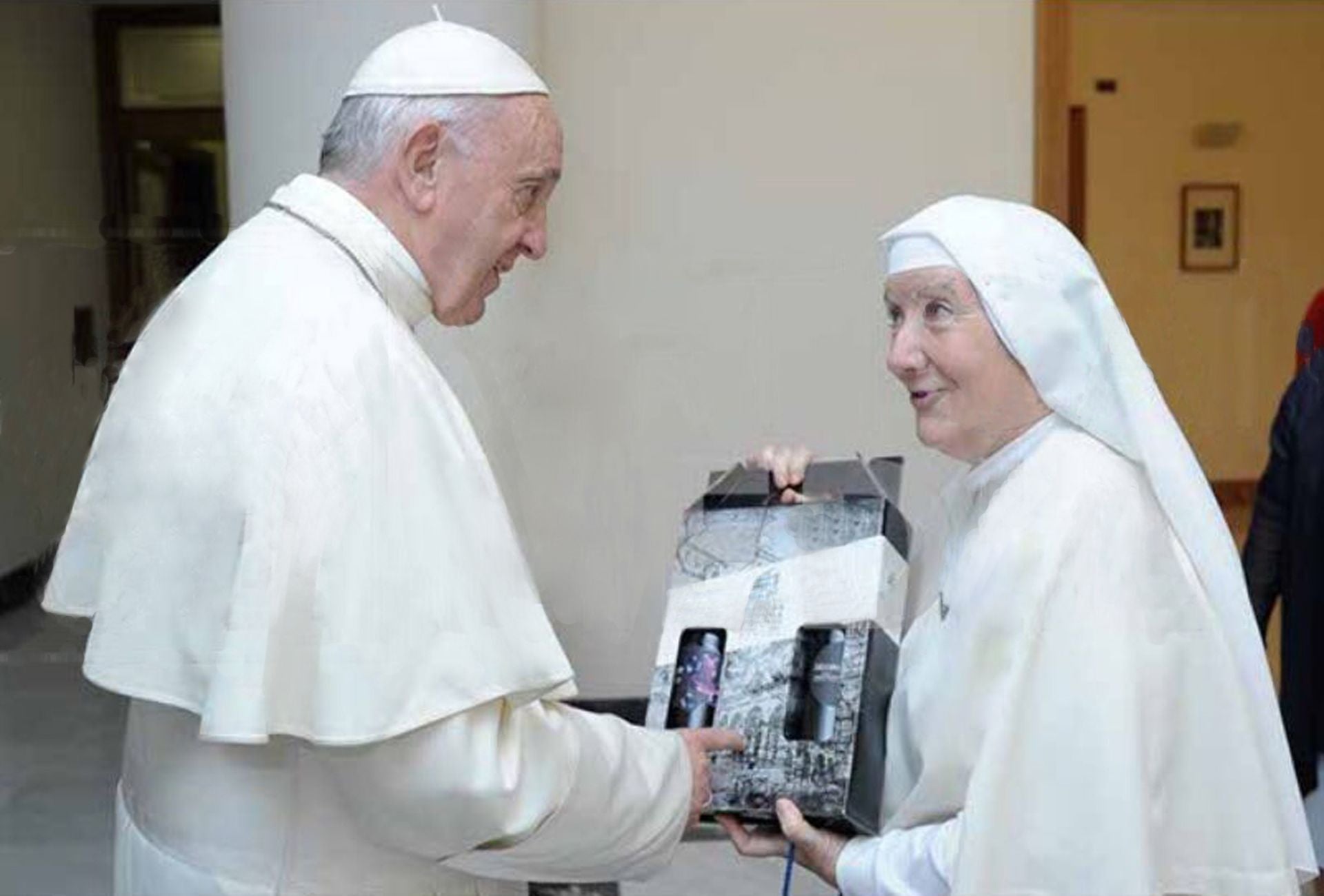 Josefina Castillo, sor Julia, entrega una caja de vino 'Mocete' al papa.