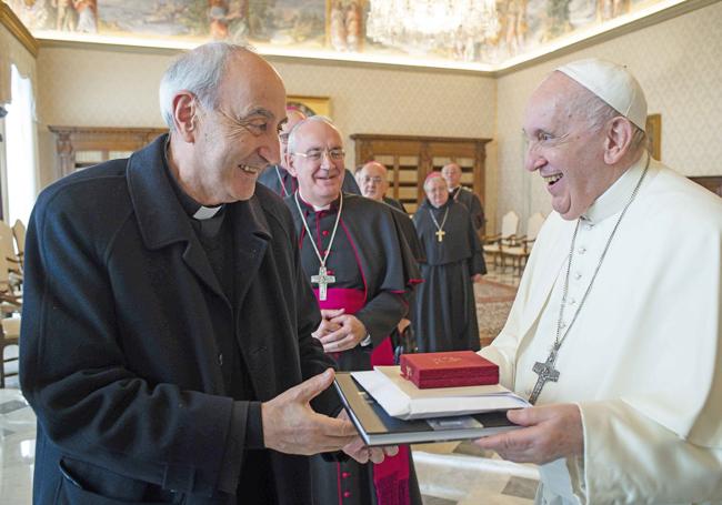Robredo recibe unos obsequios de Francisco.