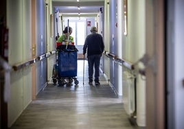 Un usuario y una trabajadora en la Residencia de Lardero.