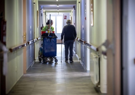 Un usuario y una trabajadora en la Residencia de Lardero.