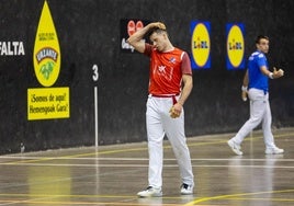 Darío se lamenta de un error en su partido contra Larrazabal.