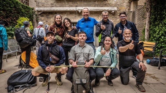 Nueva Zelanda, Italia, Argentina, España... Un grupo de peregrinos de múltiples nacionalidades posa en el albergue municipal de Logroño.
