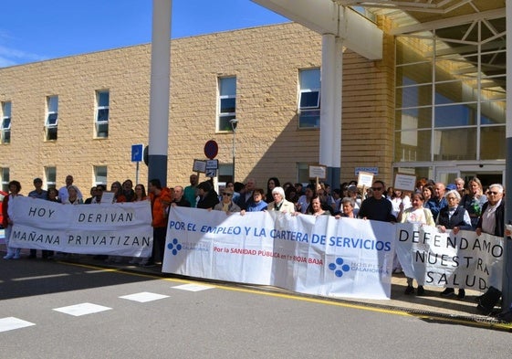 Sanitarios y usuarios, en la concentración de protesta de este miércoles en la puerta del Hospital de Calahorra.