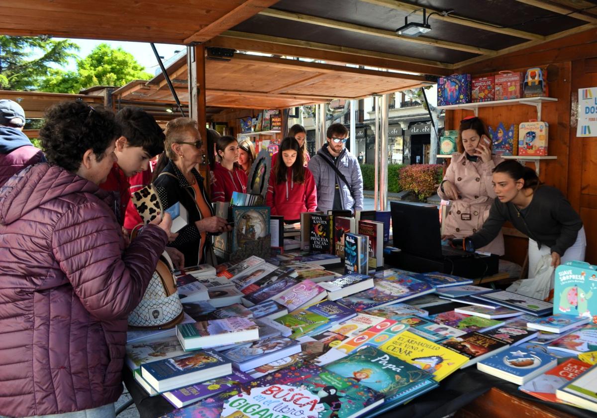Las actividades por el Día del Libro llenan el paseo del Mercadal de Calahorra
