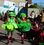 Dos alumnos de Agustinos, vestidos de lechuga y de acelga gigante en la fuente de Quintiliano y algunas de las propuestas gastronómicas del 'Túnel del pincho'.