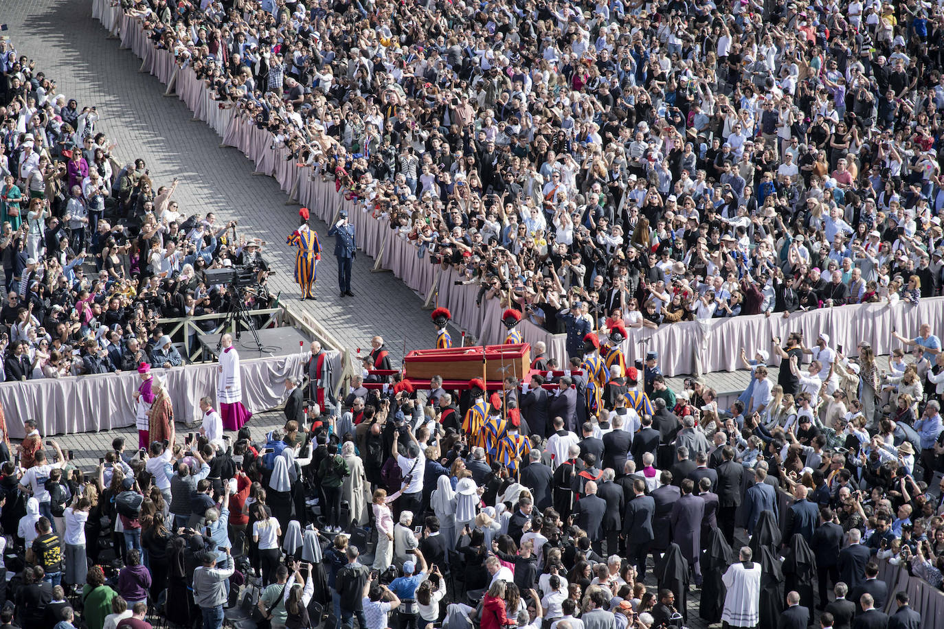 El miércoles se produjeron largas colas de personas que quisieron despedir al Papa Francisco en la capilla ardiente.