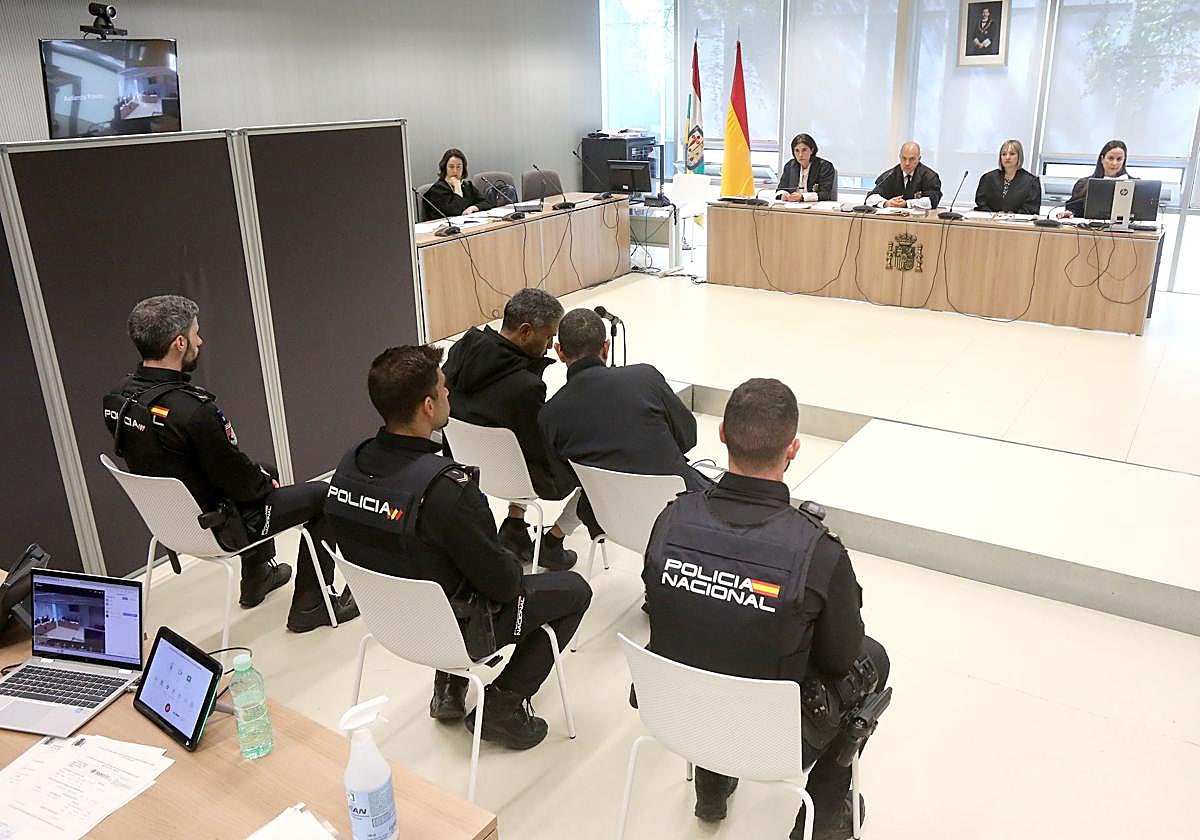 El acusado (izquierda) sentado junto al intérprete, ayer, en la Audiencia Provincial de Logroño.