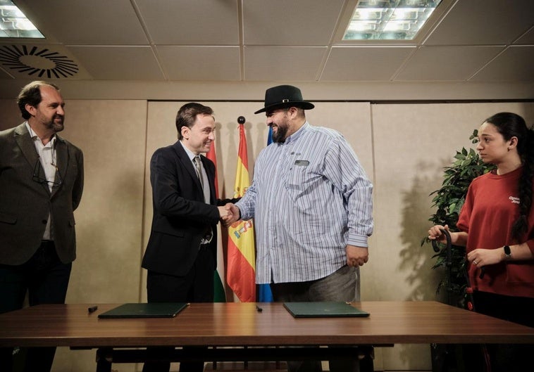 Daniel Osés y Antonio Jiménez sellan, con un apretón de manos, el acuerdo.