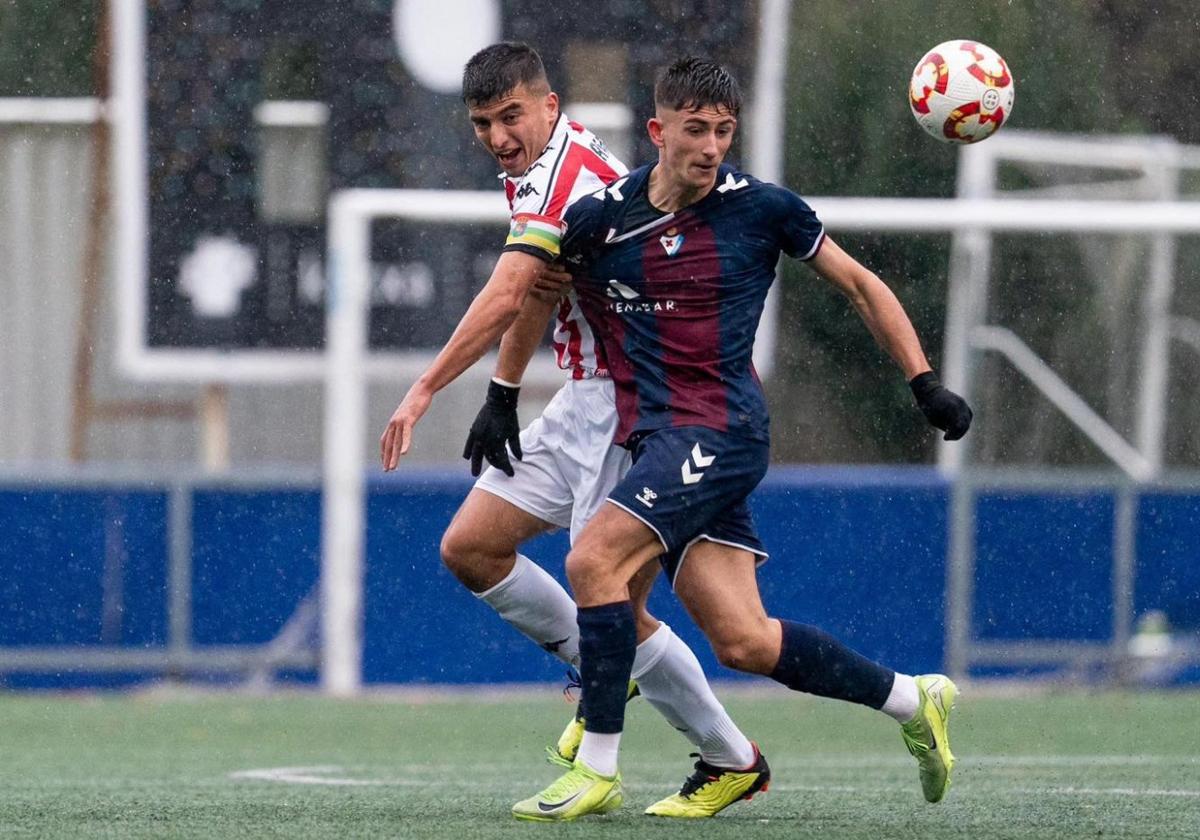 El capitán blanquirrojo Argente pelea con un jugador armero durante el partido de ida.