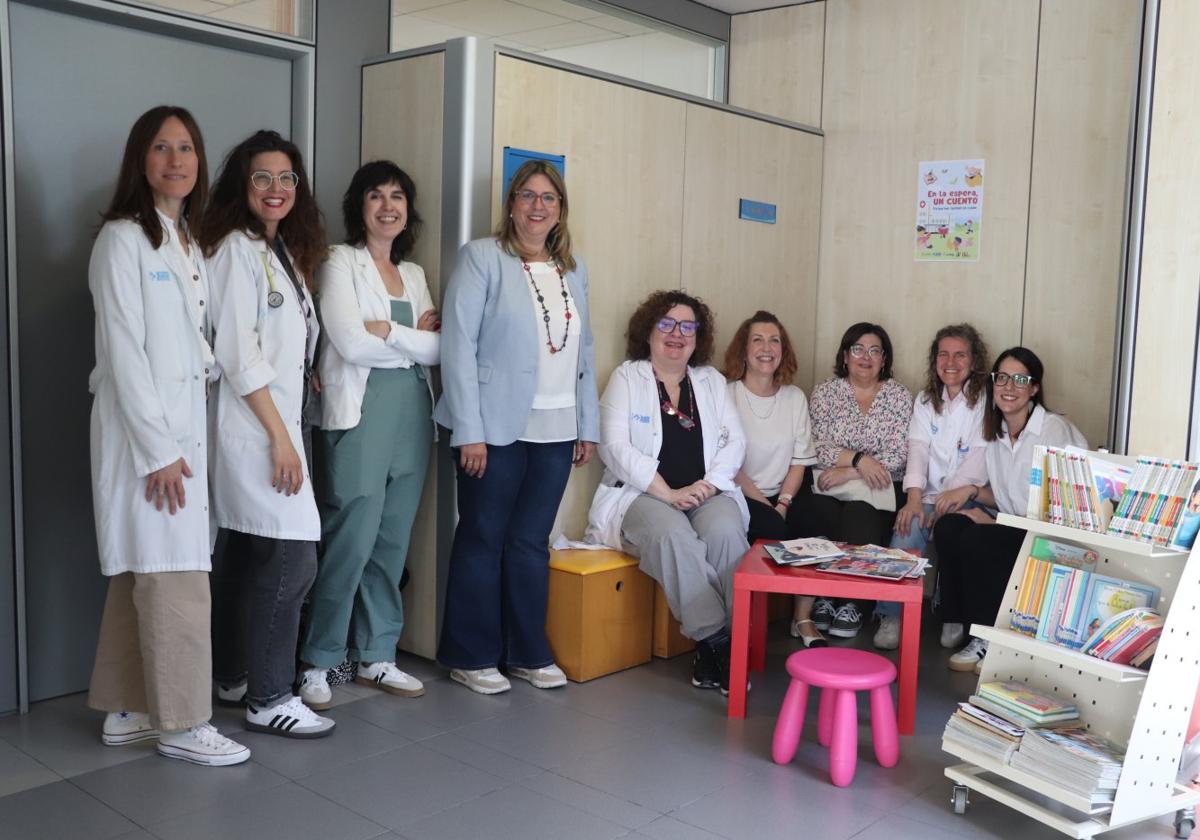 Las familias encuentran el rincón de lectura en la consulta de Pediatría.