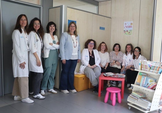 Las familias encuentran el rincón de lectura en la consulta de Pediatría.