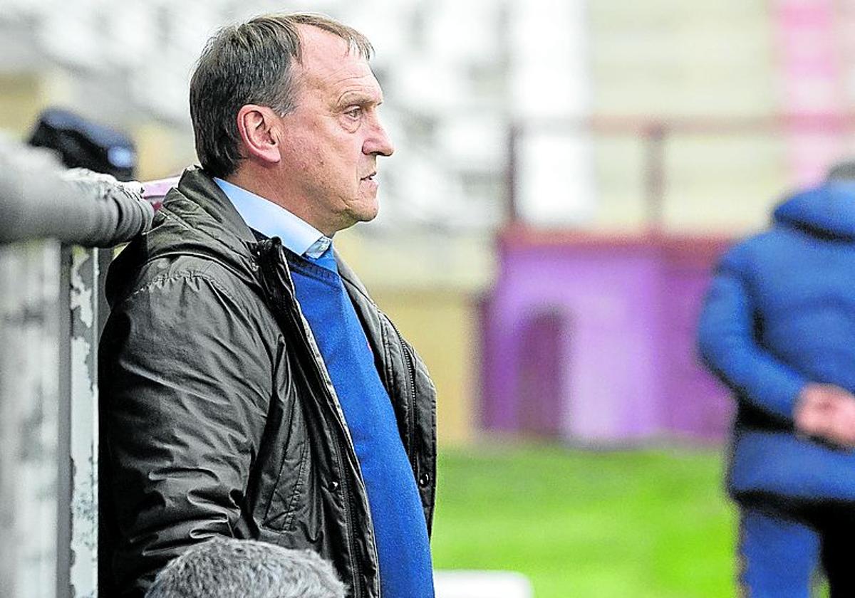 Carlos Lasheras, de pie, en el banquillo de la UD Logroñés.
