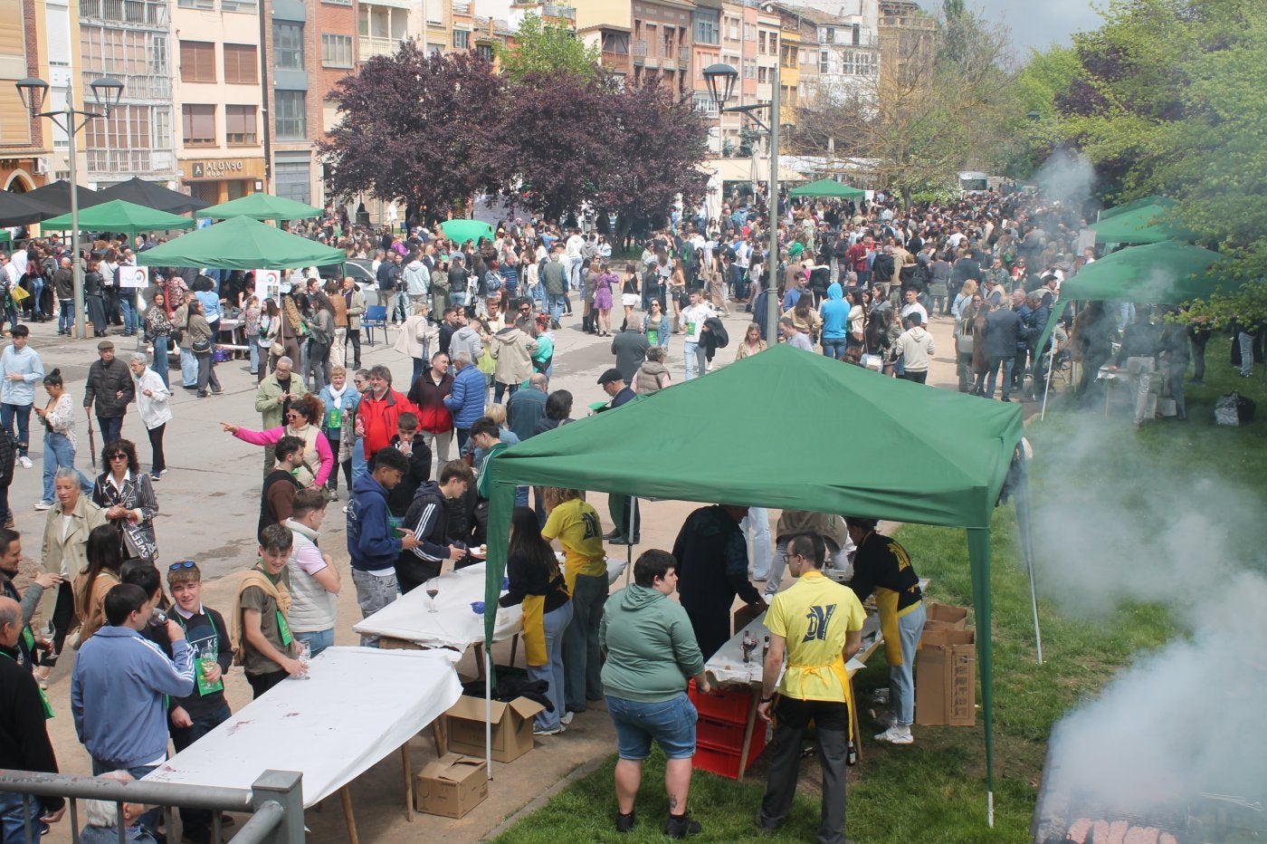 Vista panorámica de la calle Descampado hacia la una del mediodía del sábado, con el Escaparate a reventar.