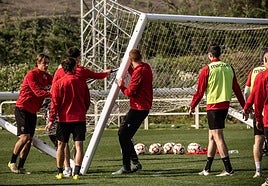 Varios jugadores de la UD Logroñés mueven una portería durante un entrenamiento.