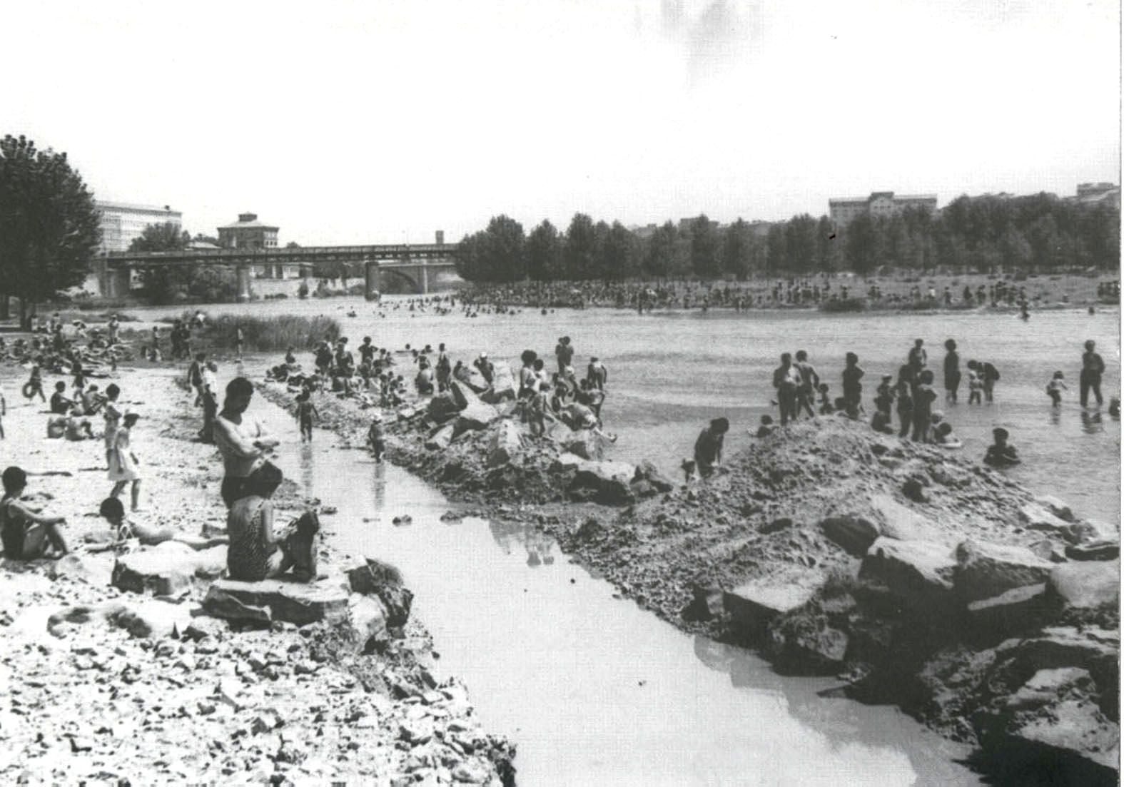 La Playa del Ebro en plena construcción de las piscinas en los años 60.