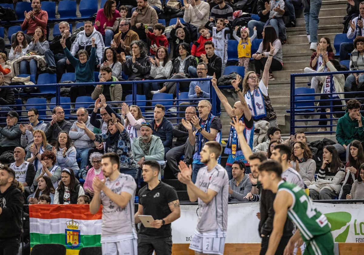 La afición del Clavijo jugará un rol fundamental hoy en Lobete en el primer encuentro de 'play out' con el Bisbal Bàsquet.