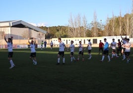 Los jugadores del Alfaro celebran junto a la afición la victoria ante la Real Sociedad C