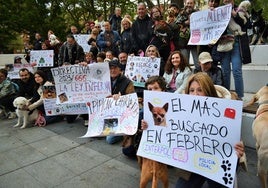 Dueños de perros con sus mascotas posan durante la protesta en el parque Gallaza de Logroño.